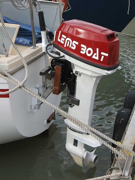 peinture pont 2008 072.jpg - le moteur 9,9 essence ( très puissant permet de remonter le courant de l'estuaire ) reconditionné avec remise en état du cordage de démarrage, bougie neuve etc et repeint aux couleurs du bateau, deux bourriches de 25 et 35 litres avec leurs poires et tuyaux d'amorcages et deux reserves de 20 l d'essence, une pompe à main à pile pour le transvasage, une chaise que l'on remonte aisément avec un palan pour sortir le moteur de l'eau au port, au mouillage ou sous voiles